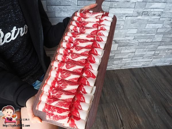 桃園中壢美食-嗑肉石鍋-15隻小龍蝦配25oz肉肉太超值,慶祝母親節就是你啦~~(邀約) @民宿女王芽月-美食.旅遊.全台趴趴走