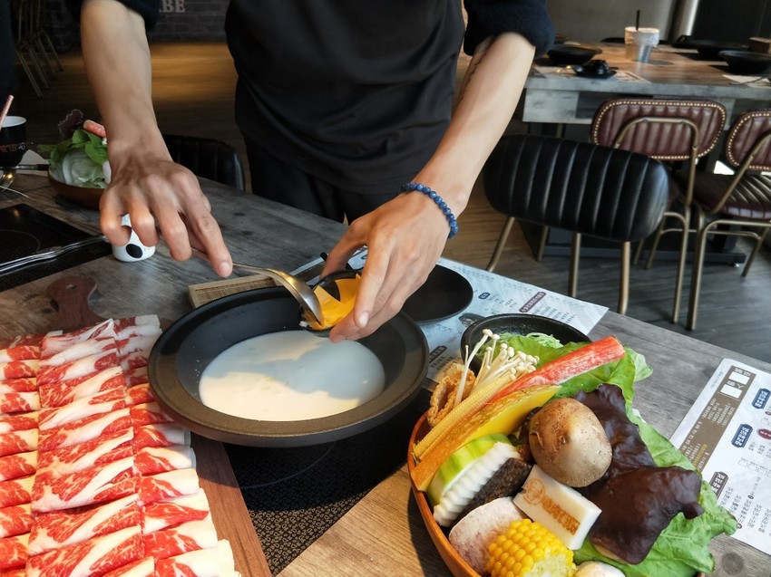 桃園中壢美食-嗑肉石鍋-15隻小龍蝦配25oz肉肉太超值,慶祝母親節就是你啦~~(邀約) @民宿女王芽月-美食.旅遊.全台趴趴走