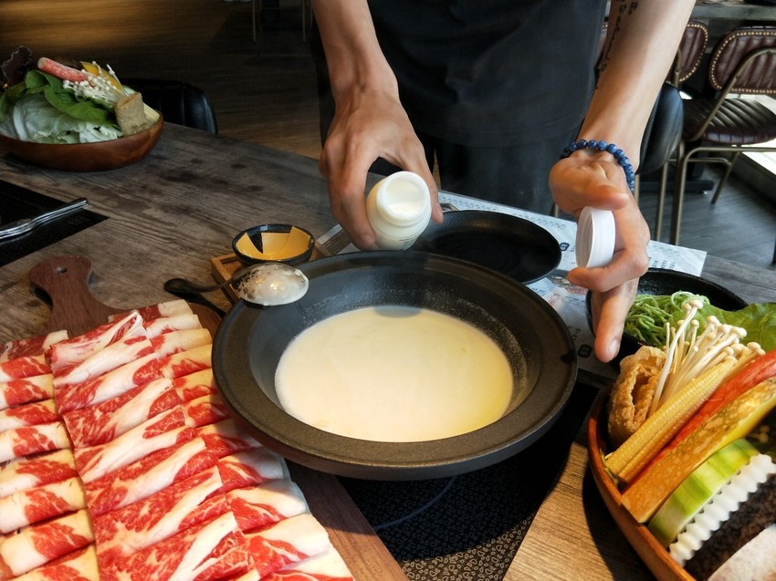 桃園中壢美食-嗑肉石鍋-15隻小龍蝦配25oz肉肉太超值,慶祝母親節就是你啦~~(邀約) @民宿女王芽月-美食.旅遊.全台趴趴走