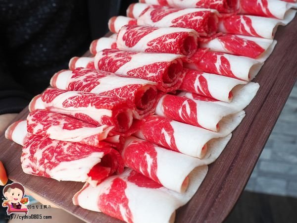 桃園中壢美食-嗑肉石鍋-15隻小龍蝦配25oz肉肉太超值,慶祝母親節就是你啦~~(邀約) @民宿女王芽月-美食.旅遊.全台趴趴走