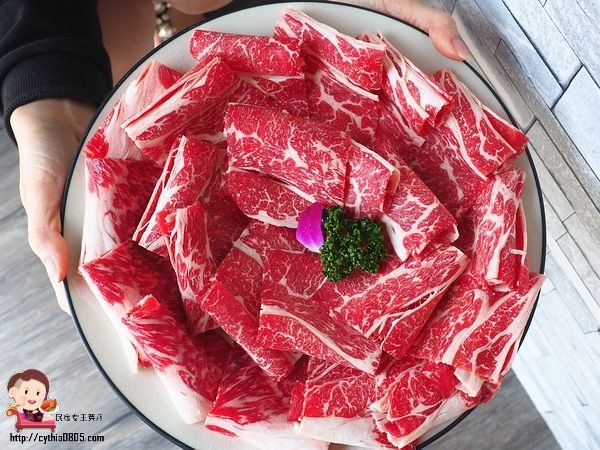 桃園中壢美食-嗑肉石鍋-15隻小龍蝦配25oz肉肉太超值,慶祝母親節就是你啦~~(邀約) @民宿女王芽月-美食.旅遊.全台趴趴走