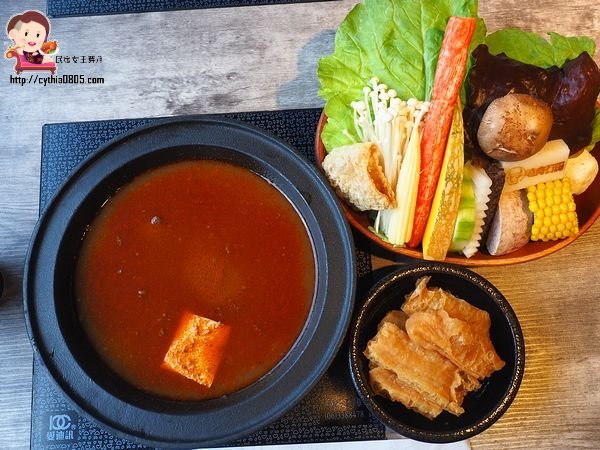 桃園中壢美食-嗑肉石鍋-15隻小龍蝦配25oz肉肉太超值,慶祝母親節就是你啦~~(邀約) @民宿女王芽月-美食.旅遊.全台趴趴走