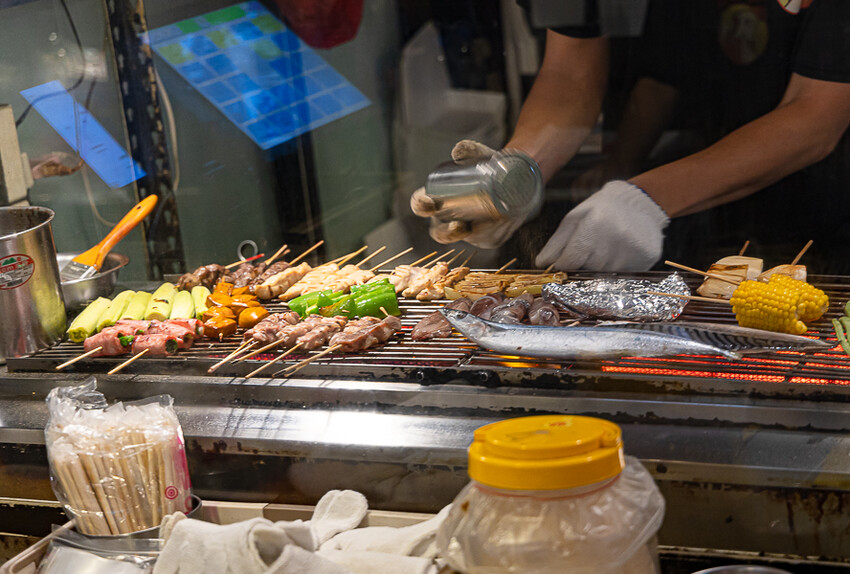 帶點藥膳香氣烤雞風味香香甜甜,當月壽星優惠活動滿額免費吃雞,另有串燒烤物雞湯的台式居酒屋|起家莊雞老闆