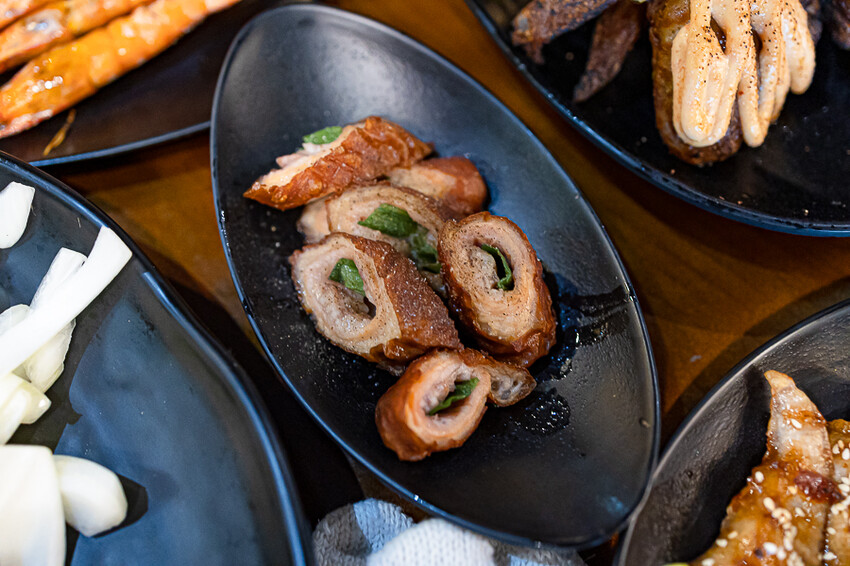 帶點藥膳香氣烤雞風味香香甜甜,當月壽星優惠活動滿額免費吃雞,另有串燒烤物雞湯的台式居酒屋|起家莊雞老闆