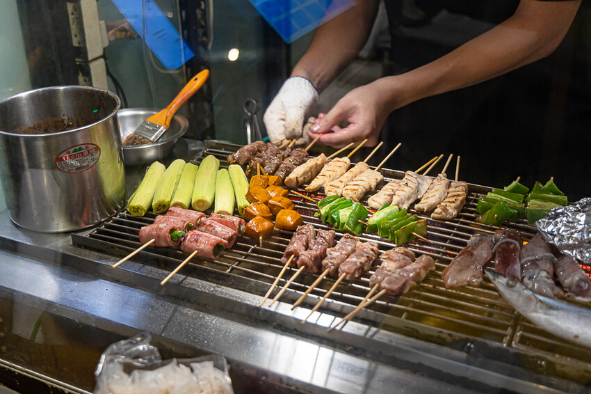 帶點藥膳香氣烤雞風味香香甜甜,當月壽星優惠活動滿額免費吃雞,另有串燒烤物雞湯的台式居酒屋|起家莊雞老闆