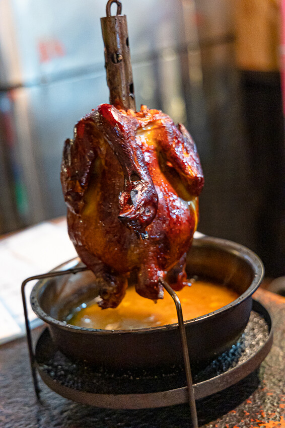 帶點藥膳香氣烤雞風味香香甜甜,當月壽星優惠活動滿額免費吃雞,另有串燒烤物雞湯的台式居酒屋|起家莊雞老闆