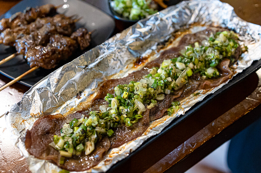 帶點藥膳香氣烤雞風味香香甜甜,當月壽星優惠活動滿額免費吃雞,另有串燒烤物雞湯的台式居酒屋|起家莊雞老闆