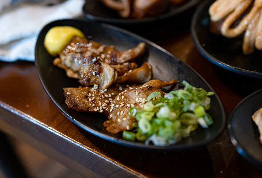 帶點藥膳香氣烤雞風味香香甜甜,當月壽星優惠活動滿額免費吃雞,另有串燒烤物雞湯的台式居酒屋|起家莊雞老闆