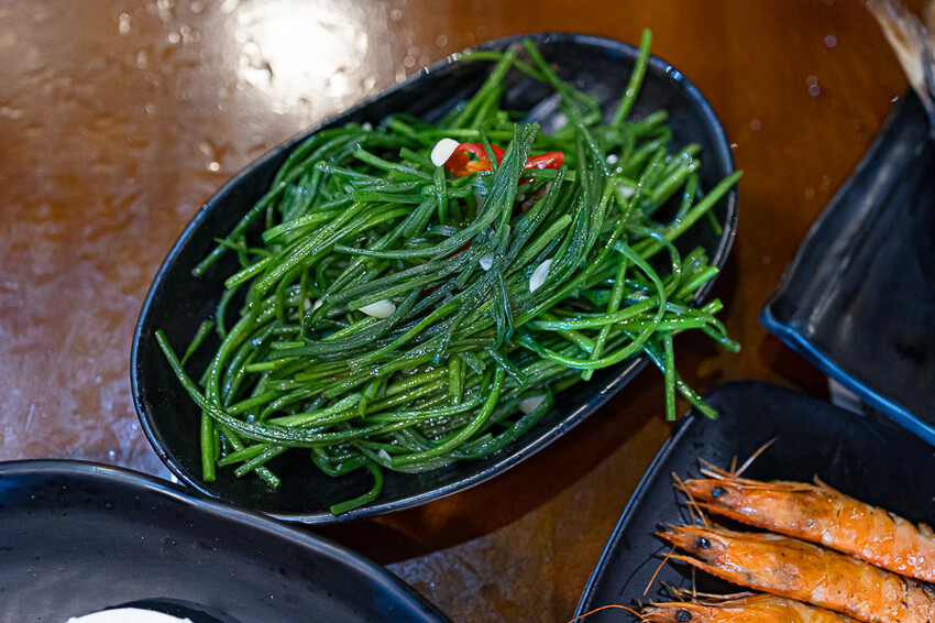 帶點藥膳香氣烤雞風味香香甜甜,當月壽星優惠活動滿額免費吃雞,另有串燒烤物雞湯的台式居酒屋|起家莊雞老闆