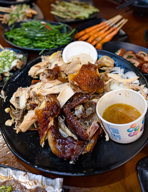 帶點藥膳香氣烤雞風味香香甜甜,當月壽星優惠活動滿額免費吃雞,另有串燒烤物雞湯的台式居酒屋|起家莊雞老闆