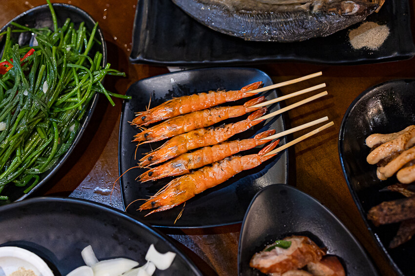 帶點藥膳香氣烤雞風味香香甜甜,當月壽星優惠活動滿額免費吃雞,另有串燒烤物雞湯的台式居酒屋|起家莊雞老闆