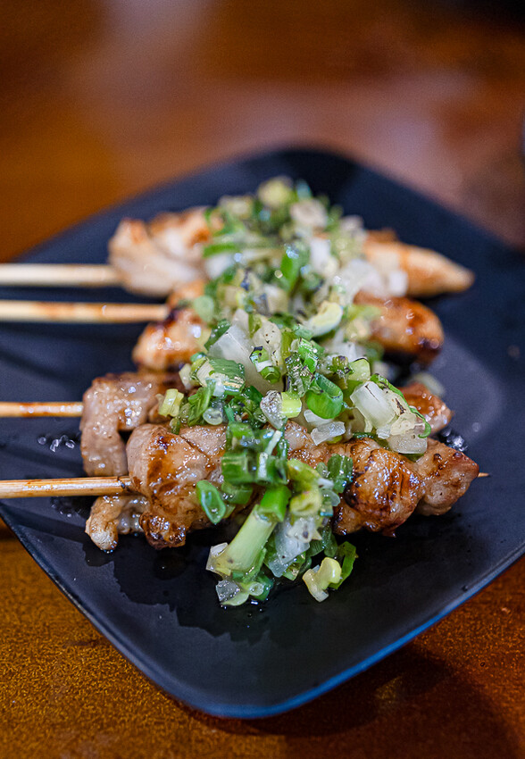 帶點藥膳香氣烤雞風味香香甜甜,當月壽星優惠活動滿額免費吃雞,另有串燒烤物雞湯的台式居酒屋|起家莊雞老闆