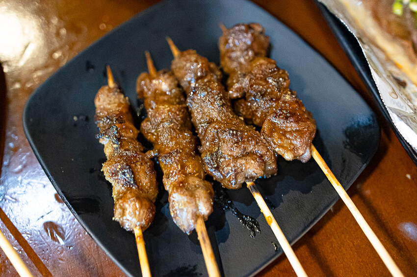 帶點藥膳香氣烤雞風味香香甜甜,當月壽星優惠活動滿額免費吃雞,另有串燒烤物雞湯的台式居酒屋|起家莊雞老闆