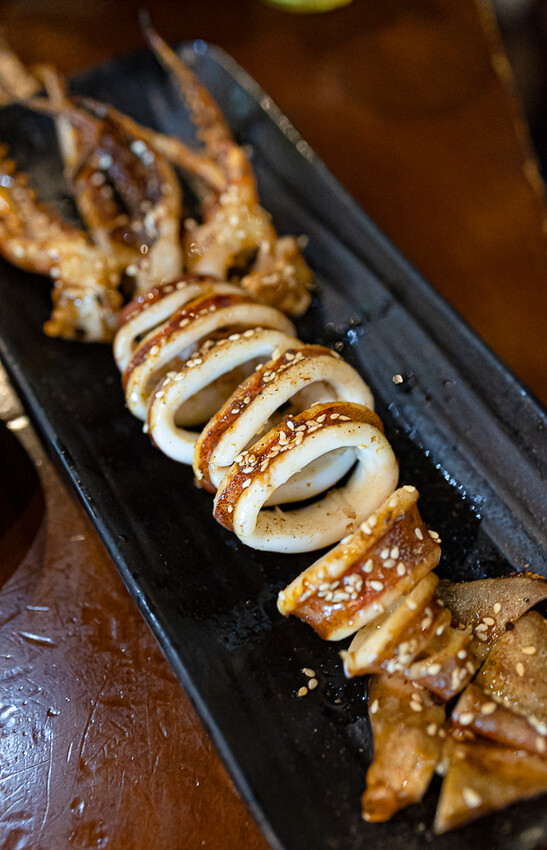 帶點藥膳香氣烤雞風味香香甜甜,當月壽星優惠活動滿額免費吃雞,另有串燒烤物雞湯的台式居酒屋|起家莊雞老闆