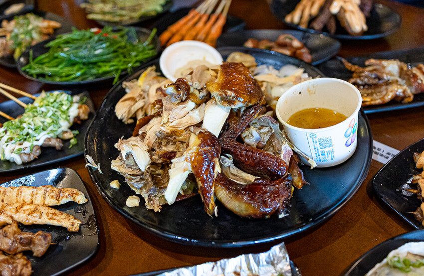 帶點藥膳香氣烤雞風味香香甜甜,當月壽星優惠活動滿額免費吃雞,另有串燒烤物雞湯的台式居酒屋|起家莊雞老闆