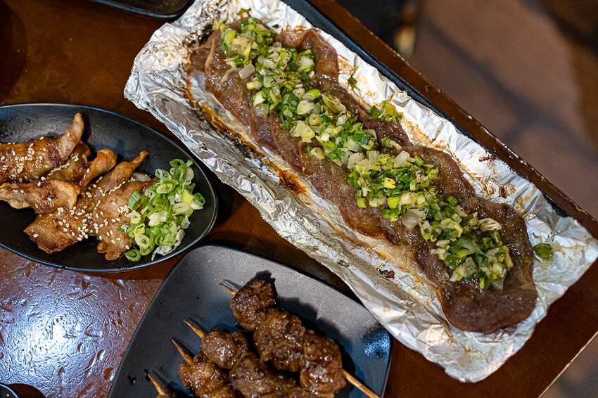 帶點藥膳香氣烤雞風味香香甜甜,當月壽星優惠活動滿額免費吃雞,另有串燒烤物雞湯的台式居酒屋|起家莊雞老闆