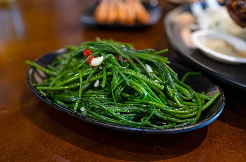 帶點藥膳香氣烤雞風味香香甜甜,當月壽星優惠活動滿額免費吃雞,另有串燒烤物雞湯的台式居酒屋|起家莊雞老闆