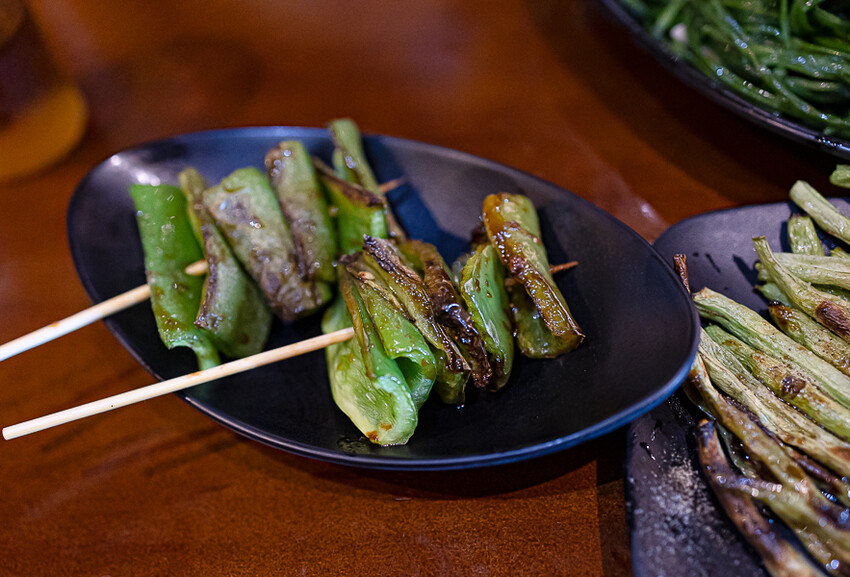帶點藥膳香氣烤雞風味香香甜甜,當月壽星優惠活動滿額免費吃雞,另有串燒烤物雞湯的台式居酒屋|起家莊雞老闆