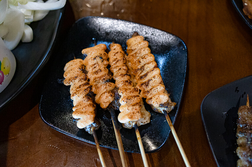 帶點藥膳香氣烤雞風味香香甜甜,當月壽星優惠活動滿額免費吃雞,另有串燒烤物雞湯的台式居酒屋|起家莊雞老闆