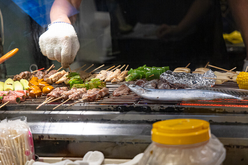 帶點藥膳香氣烤雞風味香香甜甜,當月壽星優惠活動滿額免費吃雞,另有串燒烤物雞湯的台式居酒屋|起家莊雞老闆