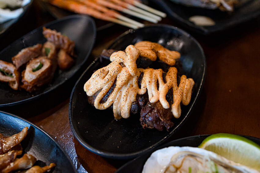 帶點藥膳香氣烤雞風味香香甜甜,當月壽星優惠活動滿額免費吃雞,另有串燒烤物雞湯的台式居酒屋|起家莊雞老闆