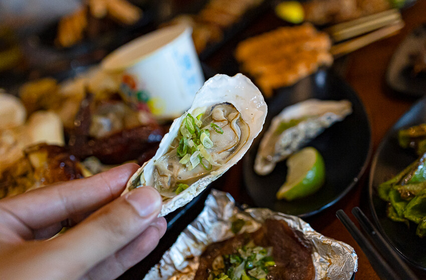 帶點藥膳香氣烤雞風味香香甜甜,當月壽星優惠活動滿額免費吃雞,另有串燒烤物雞湯的台式居酒屋|起家莊雞老闆