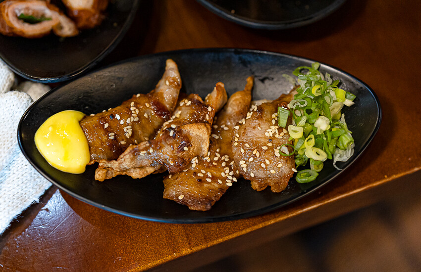 帶點藥膳香氣烤雞風味香香甜甜,當月壽星優惠活動滿額免費吃雞,另有串燒烤物雞湯的台式居酒屋|起家莊雞老闆