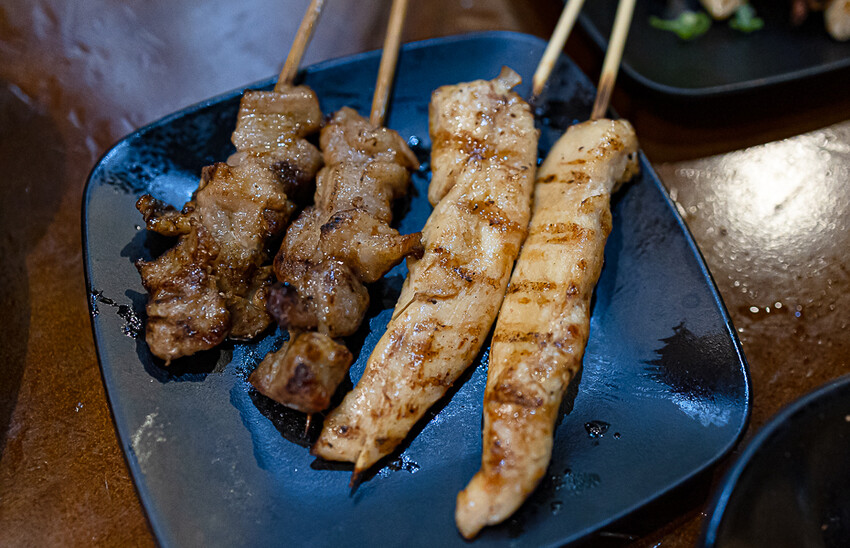 帶點藥膳香氣烤雞風味香香甜甜,當月壽星優惠活動滿額免費吃雞,另有串燒烤物雞湯的台式居酒屋|起家莊雞老闆