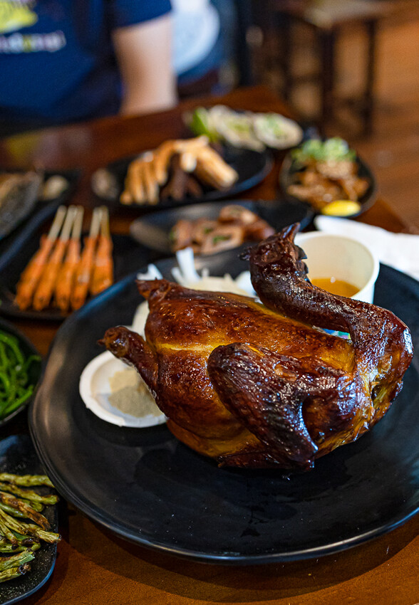 帶點藥膳香氣烤雞風味香香甜甜,當月壽星優惠活動滿額免費吃雞,另有串燒烤物雞湯的台式居酒屋|起家莊雞老闆