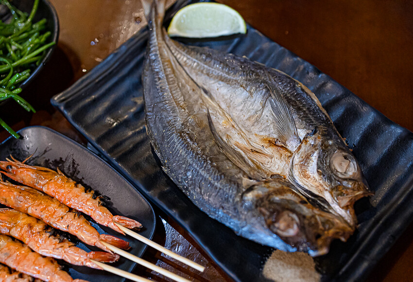 帶點藥膳香氣烤雞風味香香甜甜,當月壽星優惠活動滿額免費吃雞,另有串燒烤物雞湯的台式居酒屋|起家莊雞老闆