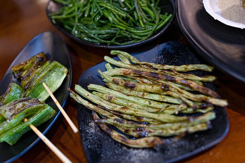帶點藥膳香氣烤雞風味香香甜甜,當月壽星優惠活動滿額免費吃雞,另有串燒烤物雞湯的台式居酒屋|起家莊雞老闆