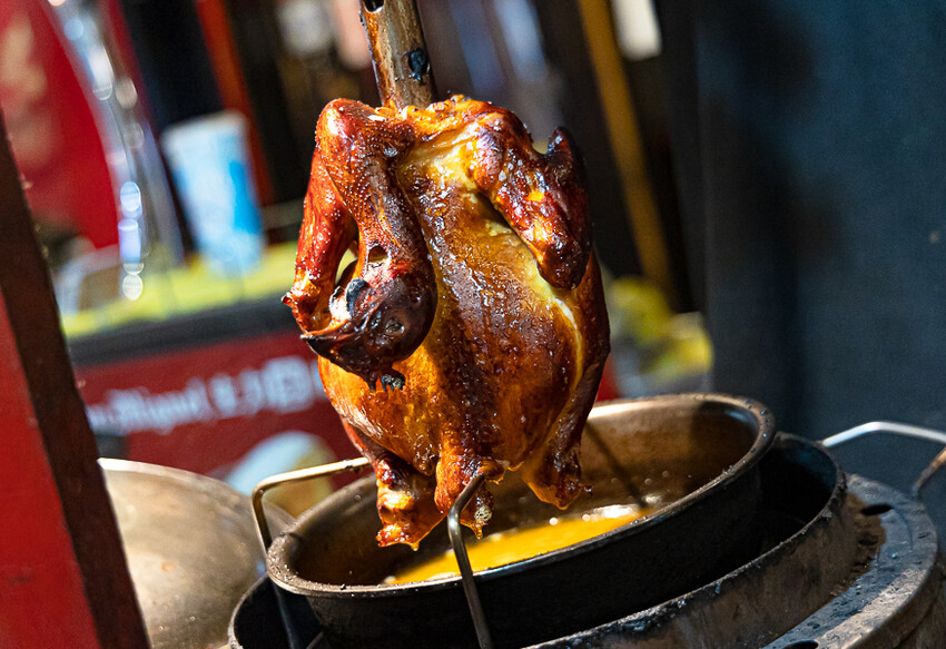 帶點藥膳香氣烤雞風味香香甜甜,當月壽星優惠活動滿額免費吃雞,另有串燒烤物雞湯的台式居酒屋|起家莊雞老闆