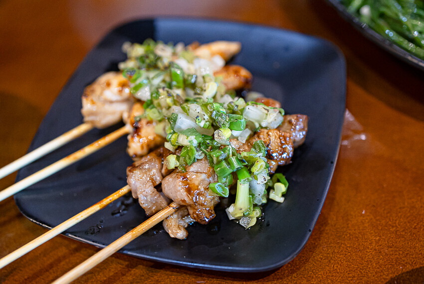 帶點藥膳香氣烤雞風味香香甜甜,當月壽星優惠活動滿額免費吃雞,另有串燒烤物雞湯的台式居酒屋|起家莊雞老闆