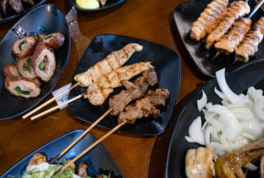帶點藥膳香氣烤雞風味香香甜甜,當月壽星優惠活動滿額免費吃雞,另有串燒烤物雞湯的台式居酒屋|起家莊雞老闆