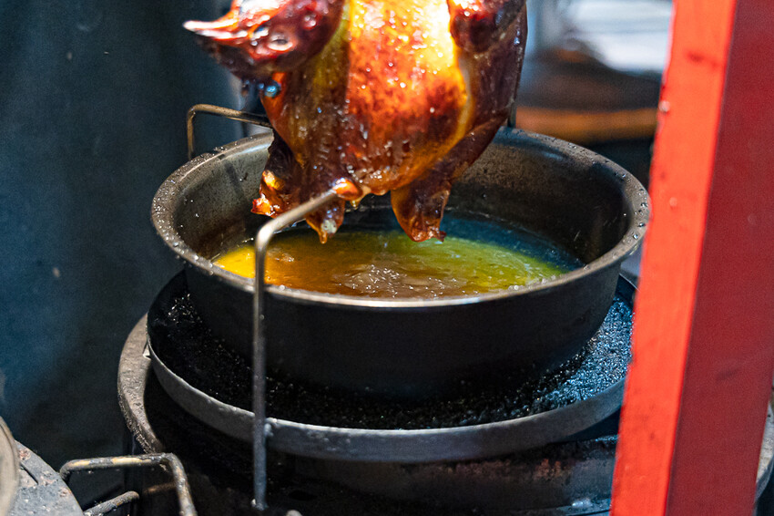 帶點藥膳香氣烤雞風味香香甜甜,當月壽星優惠活動滿額免費吃雞,另有串燒烤物雞湯的台式居酒屋|起家莊雞老闆
