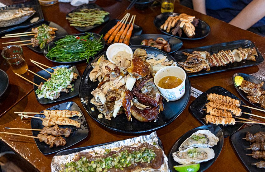 帶點藥膳香氣烤雞風味香香甜甜,當月壽星優惠活動滿額免費吃雞,另有串燒烤物雞湯的台式居酒屋|起家莊雞老闆