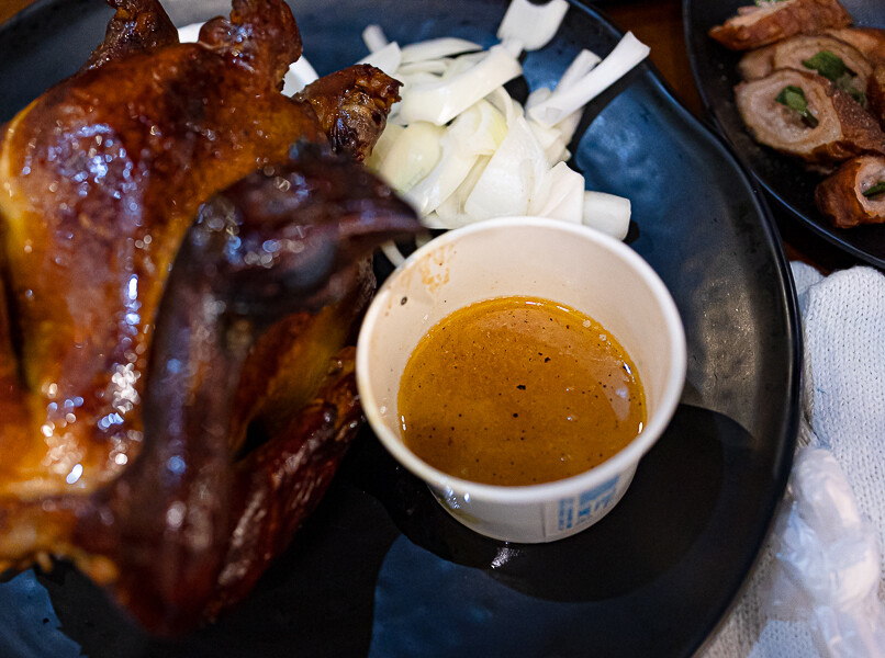 帶點藥膳香氣烤雞風味香香甜甜,當月壽星優惠活動滿額免費吃雞,另有串燒烤物雞湯的台式居酒屋|起家莊雞老闆