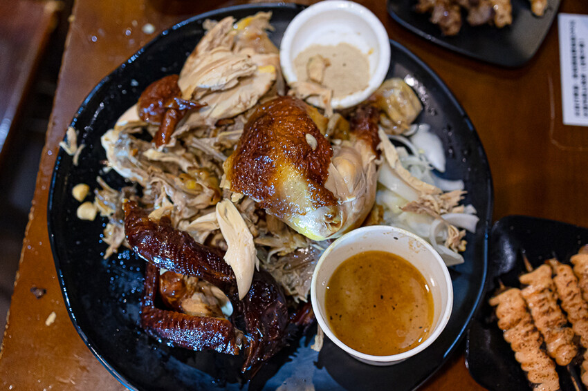 帶點藥膳香氣烤雞風味香香甜甜,當月壽星優惠活動滿額免費吃雞,另有串燒烤物雞湯的台式居酒屋|起家莊雞老闆