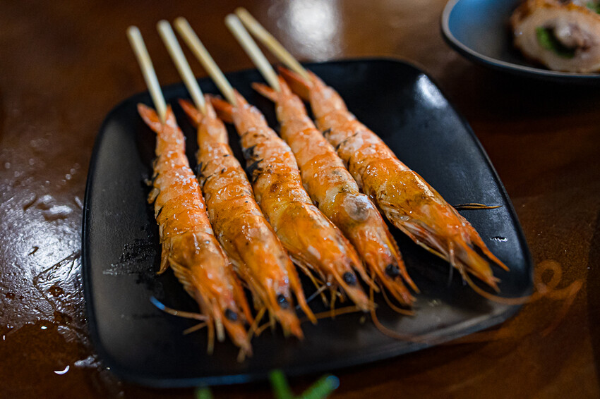 帶點藥膳香氣烤雞風味香香甜甜,當月壽星優惠活動滿額免費吃雞,另有串燒烤物雞湯的台式居酒屋|起家莊雞老闆