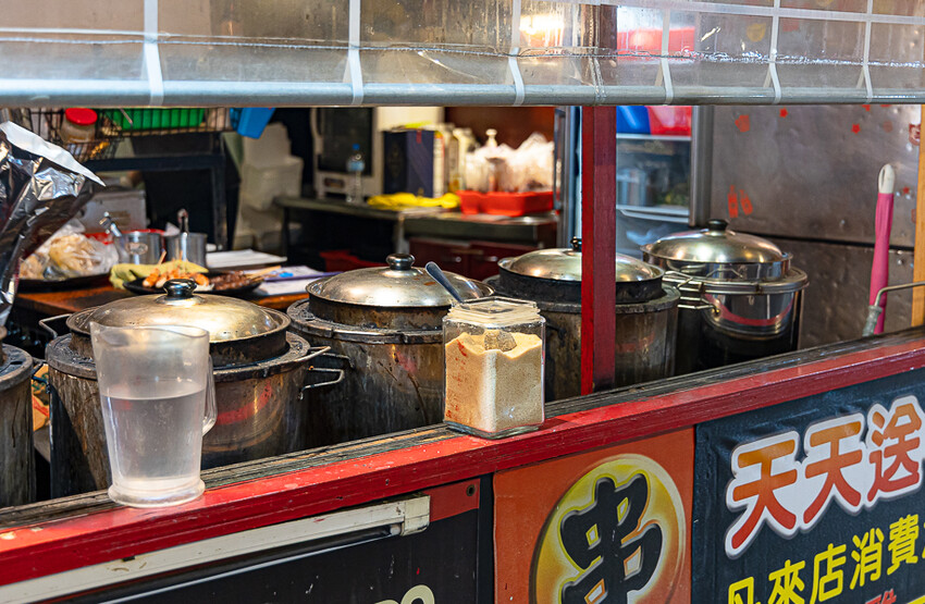 帶點藥膳香氣烤雞風味香香甜甜,當月壽星優惠活動滿額免費吃雞,另有串燒烤物雞湯的台式居酒屋|起家莊雞老闆