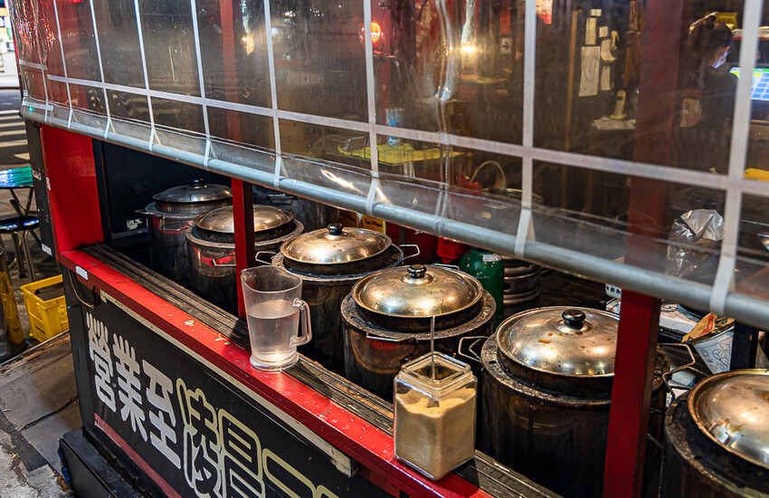 帶點藥膳香氣烤雞風味香香甜甜,當月壽星優惠活動滿額免費吃雞,另有串燒烤物雞湯的台式居酒屋|起家莊雞老闆