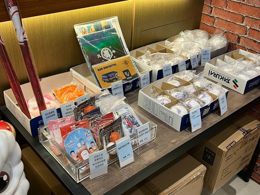 *（高雄飯店）樂逸文旅-六合夜市棒球館～棒球主題飯店大小朋友