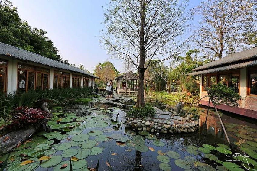台中南屯隱藏版田園餐廳『田寮農莊』,池塘落羽松造景與總鋪師古早味農家菜,適合親子郊遊的好去處!