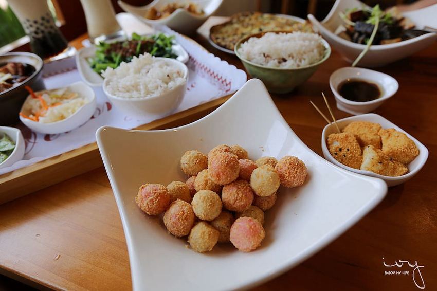 台中南屯隱藏版田園餐廳『田寮農莊』,池塘落羽松造景與總鋪師古早味農家菜,適合親子郊遊的好去處!