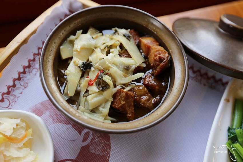 台中南屯隱藏版田園餐廳『田寮農莊』,池塘落羽松造景與總鋪師古早味農家菜,適合親子郊遊的好去處!