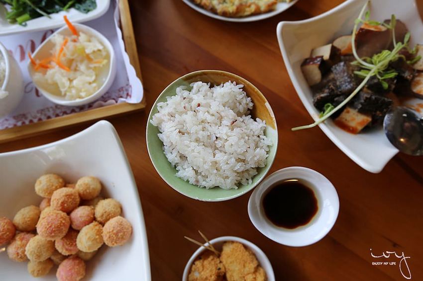 台中南屯隱藏版田園餐廳『田寮農莊』,池塘落羽松造景與總鋪師古早味農家菜,適合親子郊遊的好去處!
