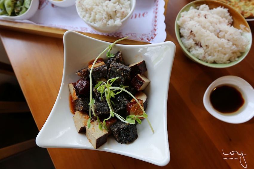 台中南屯隱藏版田園餐廳『田寮農莊』,池塘落羽松造景與總鋪師古早味農家菜,適合親子郊遊的好去處!