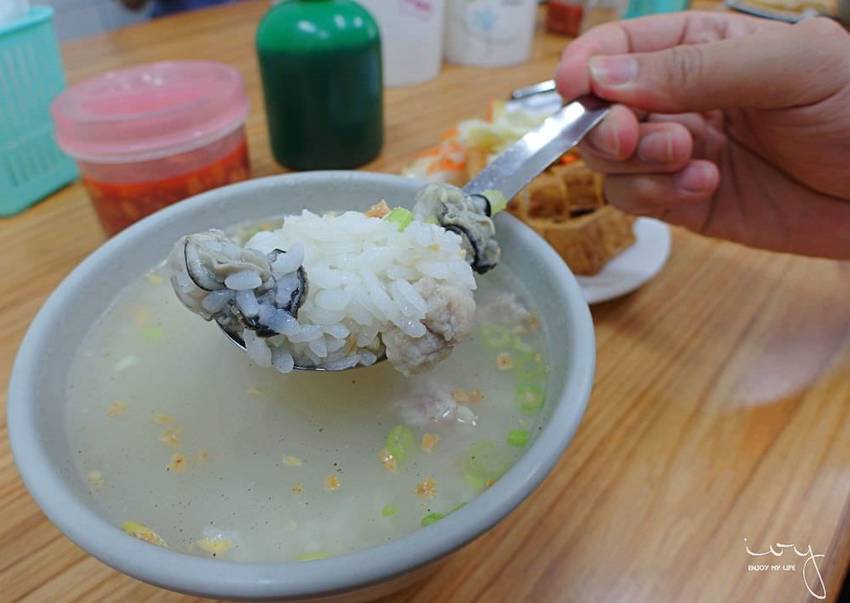 台中第五市場銅板美食,樂群街蚵仔粥