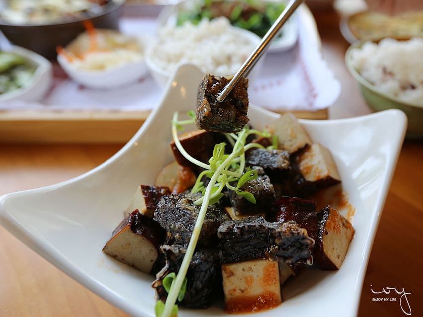 台中南屯隱藏版田園餐廳『田寮農莊』,池塘落羽松造景與總鋪師古早味農家菜,適合親子郊遊的好去處!