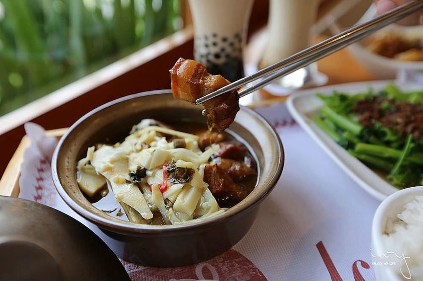 台中南屯隱藏版田園餐廳『田寮農莊』,池塘落羽松造景與總鋪師古早味農家菜,適合親子郊遊的好去處!